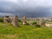In der Ferne bei Uçhisar zieht gerade eine Gewitterfront durch